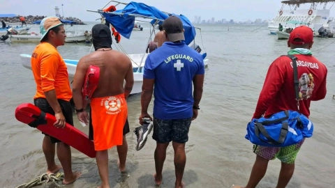 Guardavidas-salvan-a-turistas-tras-hundimiento-de-lancha-en-Veracruz