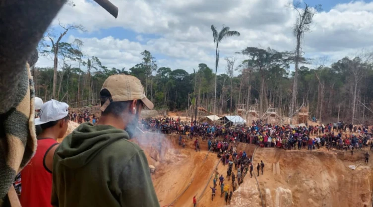 Derrumbe en una mina de oro en Venezuela; se habla de cien personas sepultadas