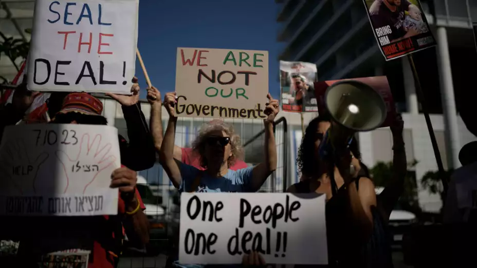 Piden familiares de rehenes israelíes retenidos por Hamás su regreso.