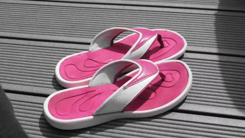 Dentro de chanclas intentaron meter droga a penal en Culiacán.