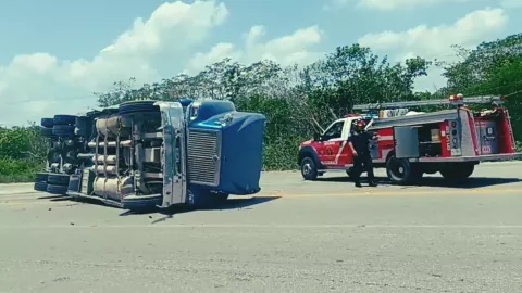 Reportan volcadura de tráiler en la Mérida-Valladolid (FOTO)