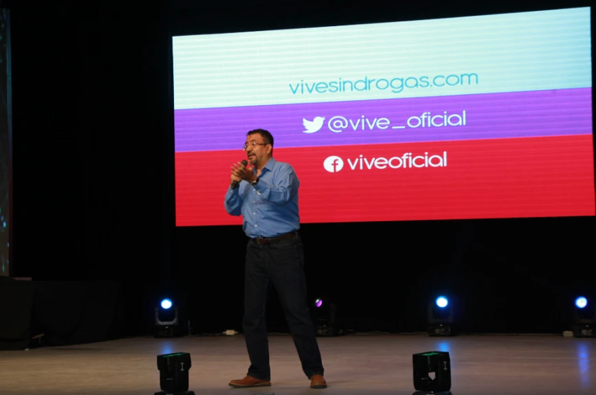 El Dr Mario Citalán explicando las consecuencias del consumo de drogas