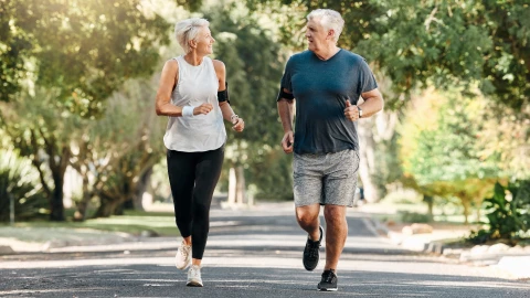Dos personas corren por el parque en California