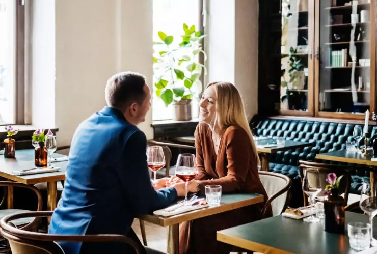 Hombre denuncia a su pareja por no querer pagar cuenta