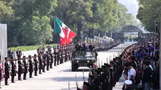 AMLO devela placa por los 200 años del Heroico Colegio Militar