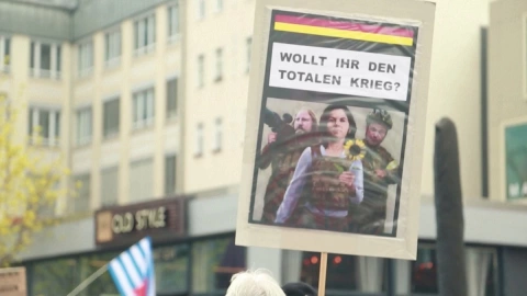 Toman calles de Alemania; protestan contra el suministro de armas a Ucrania.