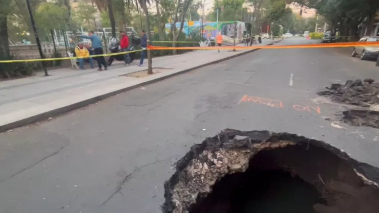 Surge enorme socavón frente al Jardín Pushkin: Pánico en la colonia Roma, CDMX