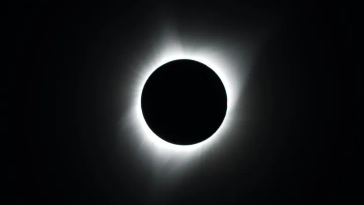 Ver eclipse solar con solo una hoja de papel.jpg