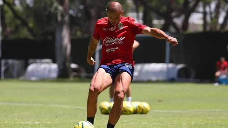 Chicharito peloteando el balón