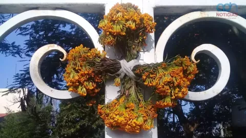 cruz de pericón Día de Muertos.jpg
