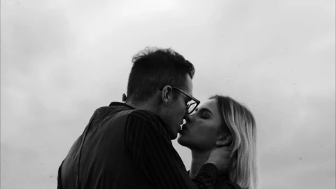 Besar a una persona sin su consentimiento es algo que se puede denunciar.