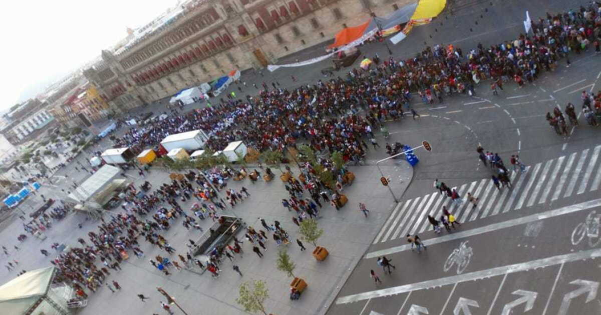 Estudiantes protestan frente a la SEP