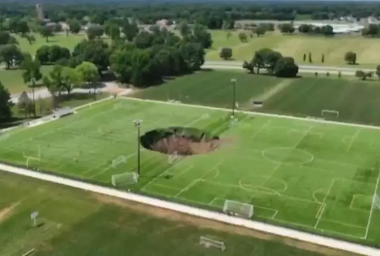 viral-enorme-socavon-aparece-cancha-futbol.jpg