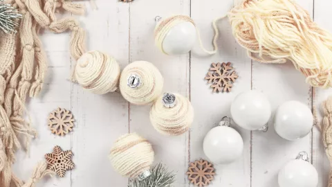 Árbol boho chic: Una Navidad relajada y artesanal con tonos tierra y detalles naturales.