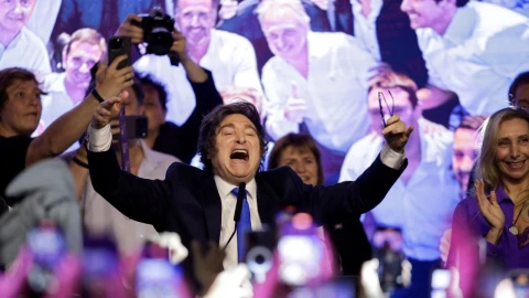 El presidente de Argentina, Javier Milei, habla después de que el partido La Libertad Avanza ganara las elecciones intermedias del 26 de octubre de 2025.