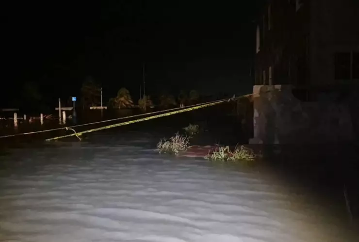 ÚLTIMO MOMENTO_ Se desborda el mar en Progreso y alcanza las casas tras paso del Huracán Milton.