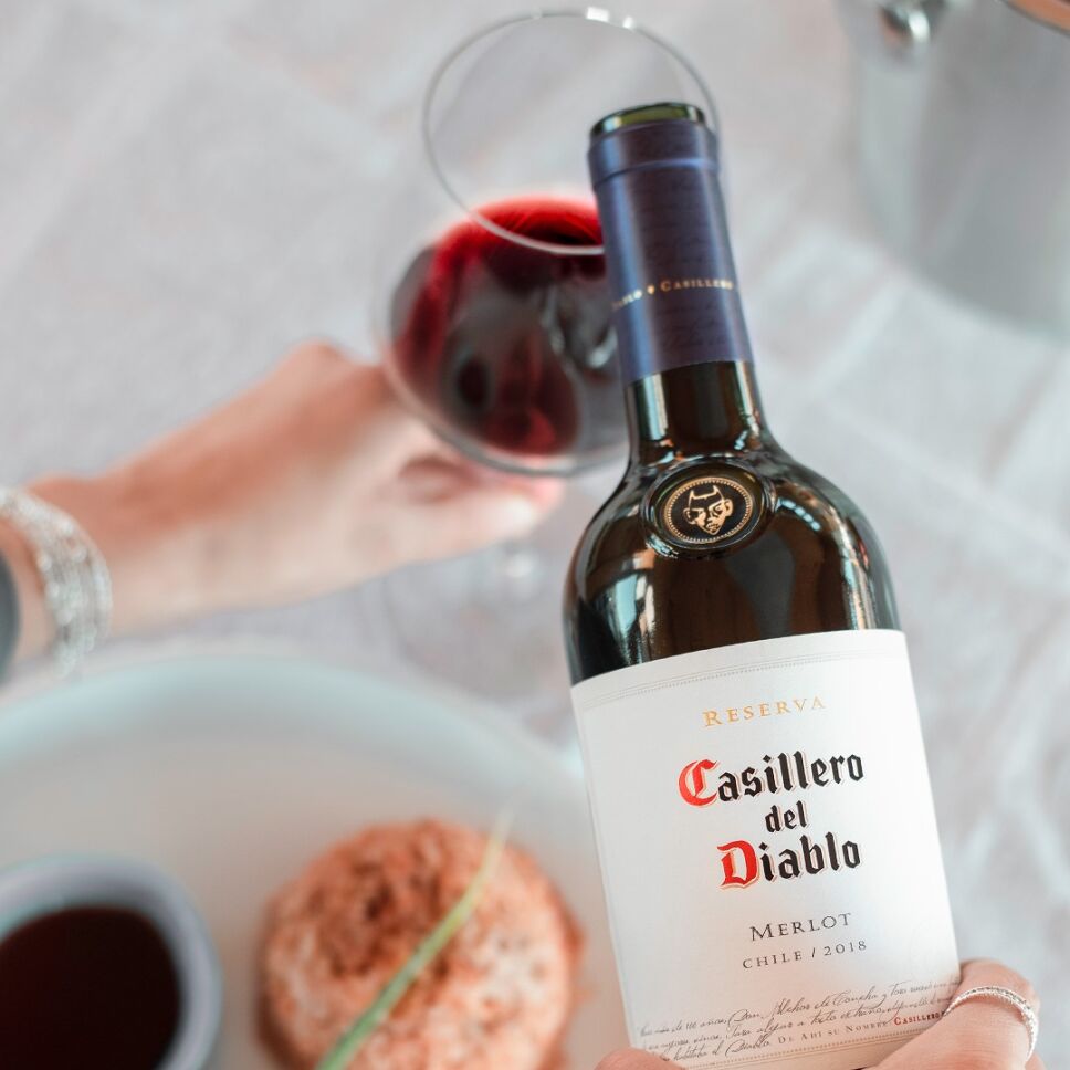 mujer sirviendo casillero del diablo