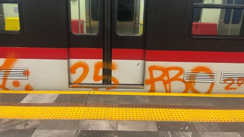 Detienen a dos hombres por grafitear vagones del tren ligero en Guadalajara
