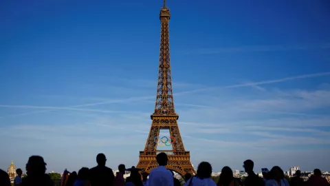 Torre Eiffel iluminada con los Aros Olímpicos de París 2024