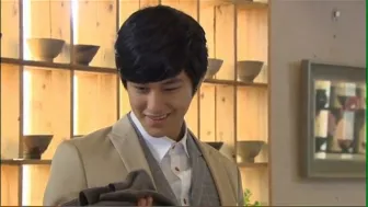 Aunque parece despreocupado y superficial, tiene un trasfondo emocional muy complejo, especialmente en lo relacionado con su familia y su visión del amor.