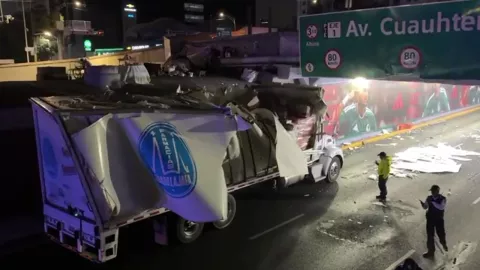 Camión atorado en puente de Viaducto Miguel Alemán