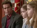 Arnold-Schwarzenegger-detective-en-el-kinder