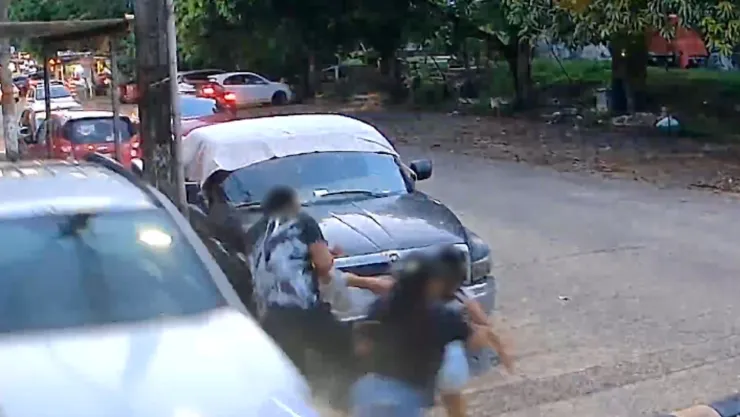 ¡Se salvaron de milagro! Captan el momento exacto en que un auto casi embiste a una familia en Veracruz.jpg