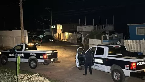 Video Fiscalía catea restaurante en Primo Tapia, Playas de Rosarito por hombres armados
