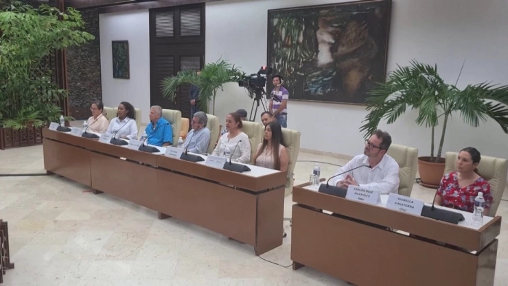 En Colombia guerrila del ELN y Gustavo Petro reiniciarán pláticas de paz.