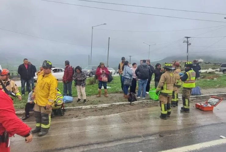 Bomberos de Tijuana atienden choque con víctimas en Valle de las Palmas