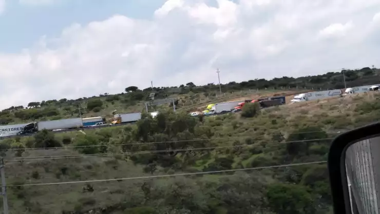 Manifestantes bloquean ambos sentidos de la autopista México-Querétaro