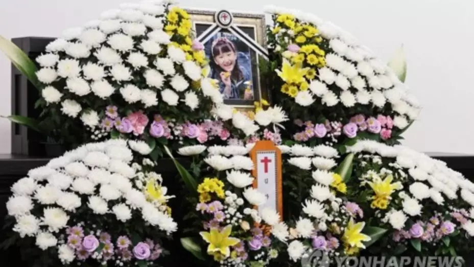 Maestra apuñala a una niña