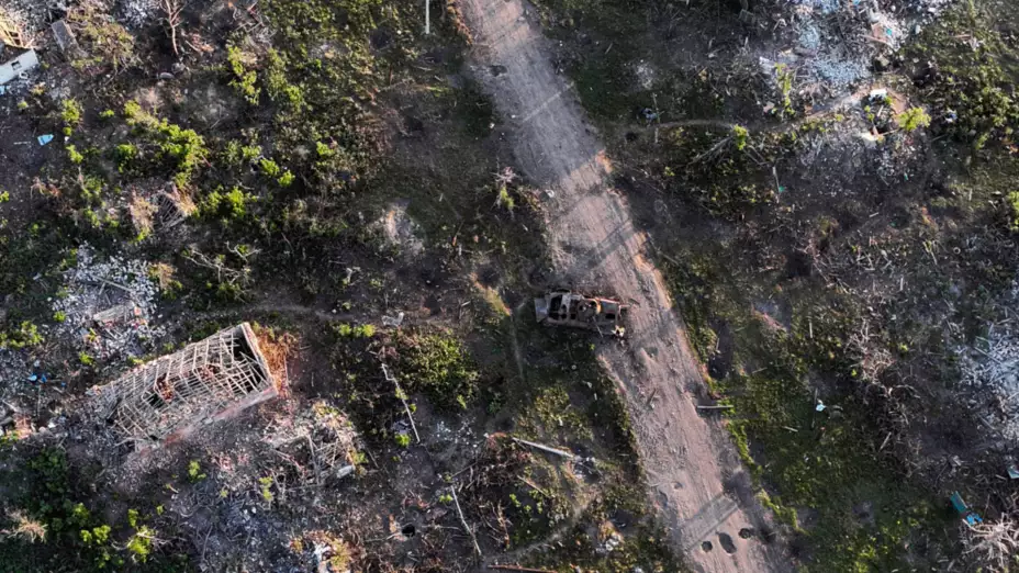 Vehículos blindados destruidos en combates en Klishchiivka, Ucrania.