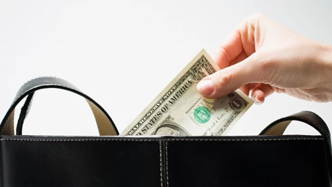 Este es el límite de dinero con el que puedes viajar a Estados Unidos en 2025