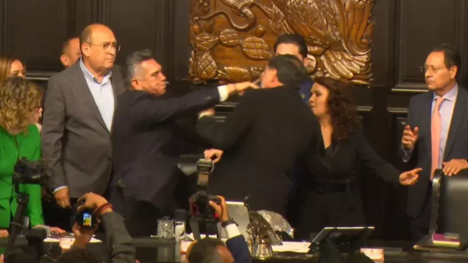 ¡A golpes mientras entonaban el Himno! ‘Alito’ Moreno y Fernández Noroña se agarran en el Senado