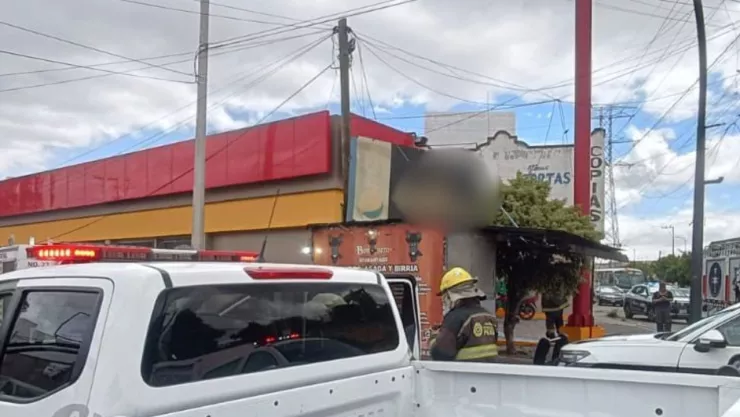 Reportan incendio dentro de comercio en la colonia 16 de Septiembre de Puebla hoy domingo; dejó daños