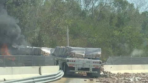 Se registra fuerte accidente en la autopista Mérida- Cancún, hay un tráiler en llamas