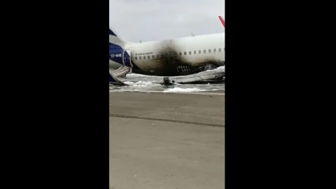 VIDEO Avión de LATAM choca un camión de bomberos en Perú; hay muertos