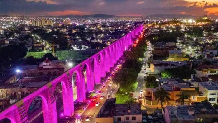 arcos de querétaro en color rosa por el día contra el cáncer de mama 19 de octubre.jpg