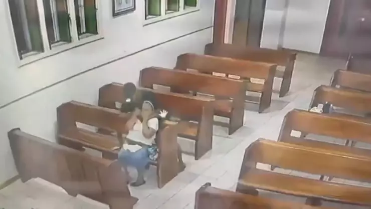 ¡Indignante! Hombre intenta asfixiar a una mujer para robarla en una iglesia.jpg