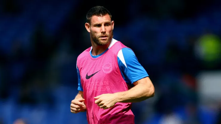 James Milner en un calentamiento con el Bringhton