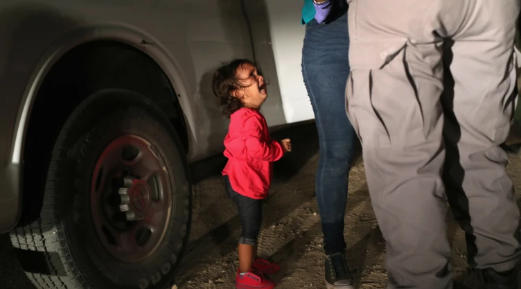 John Moore, autor de la foto de la niña, dijo a la revista que tuvo que detenerse y tomar respiraciones profundas después de capturar la imagen.