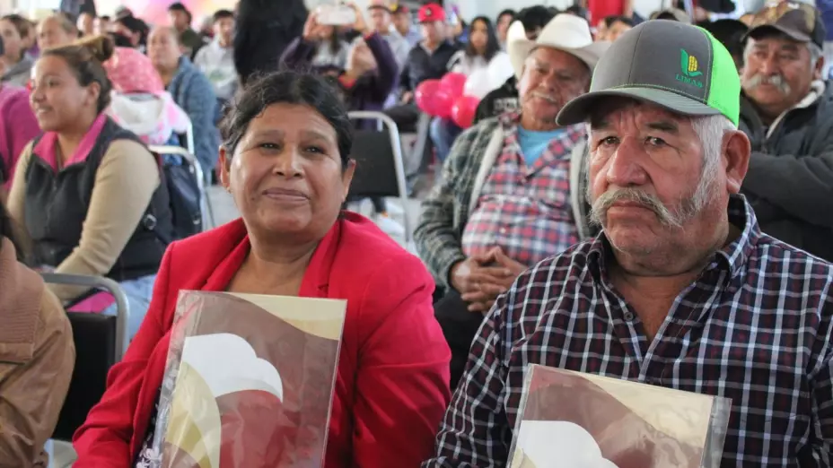  Beneficiarios compartieron su emoción al recibir un documento 