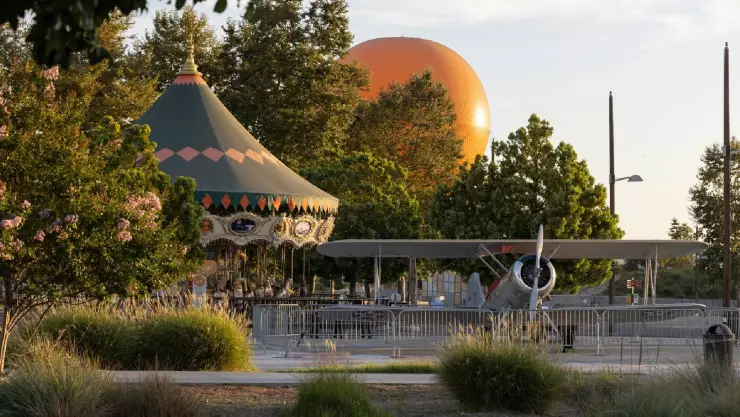 una vista del destino al aire libre junto a un hermoso atardecer