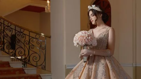 Emily Cinnamon, hija del Canelo, deslumbra como modelo