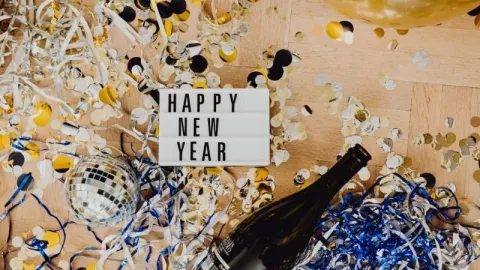 Así debes vestirte en Año Nuevo para atraer amor, prosperidad y bienestar en el 2026 