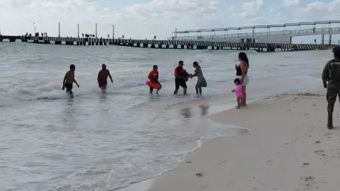 Menor es arrastrado por la corriente en playa de Solidaridad