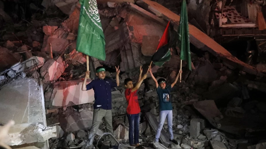 Niños palestinos ondean bandera verde de Hamas y de palestina