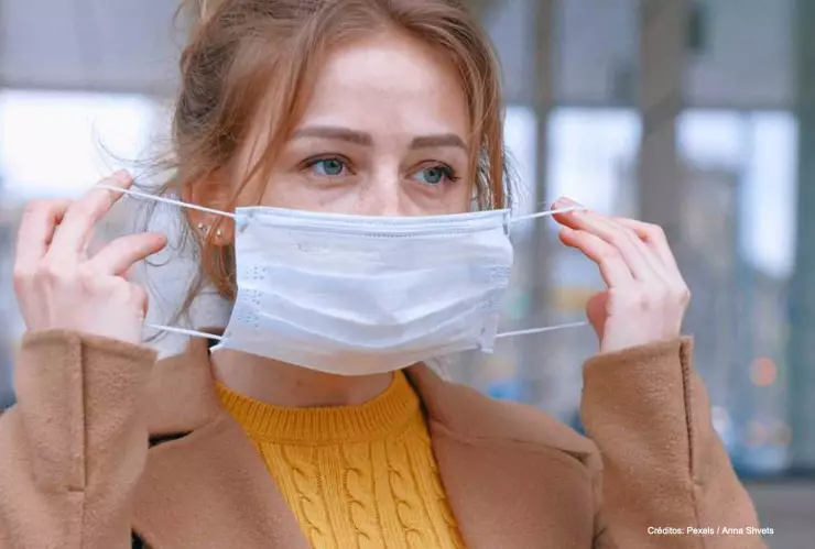 cubrebocas cafeteria covid-19 joven.jpg