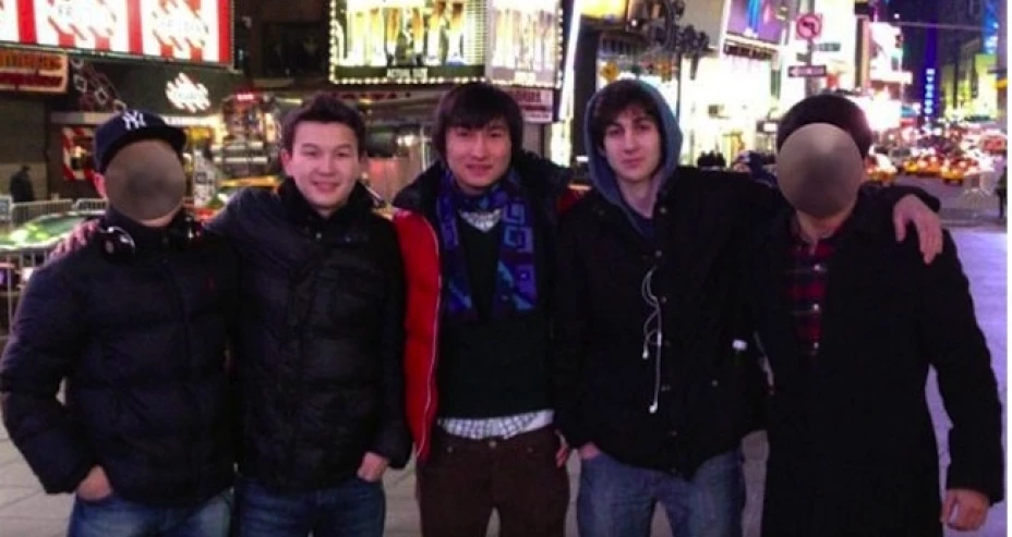 Azamat Tazhayakov (segundo a la izquierda) y Dias Kadyrbayev (centro) con Dzhokhar Tsarnaev en Times Square